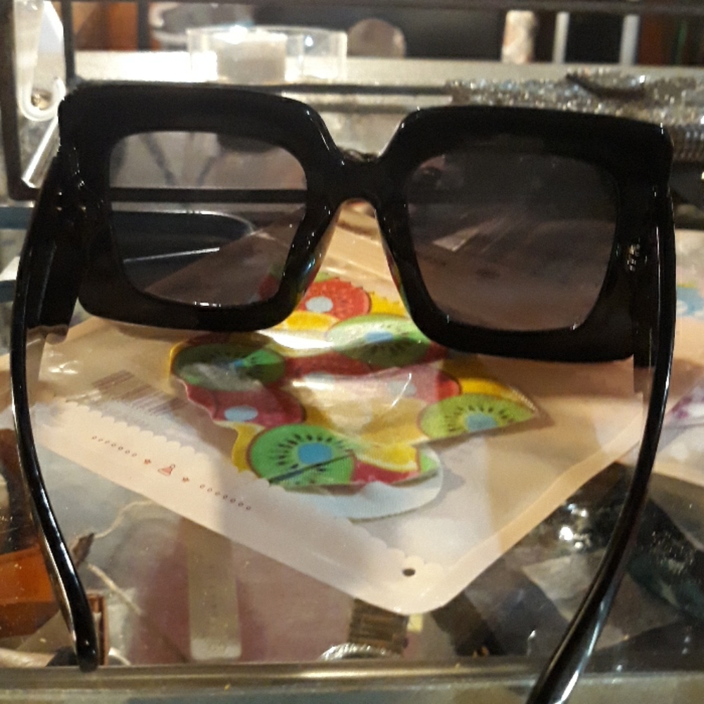 Glasses - Picture 2 of 5
